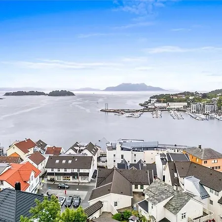 28 Sqm In The Heart Of Leirvik Lägenhet